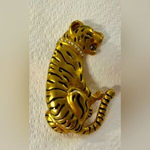 Gold Tone Tiger Brooch With Rhinestone Collar